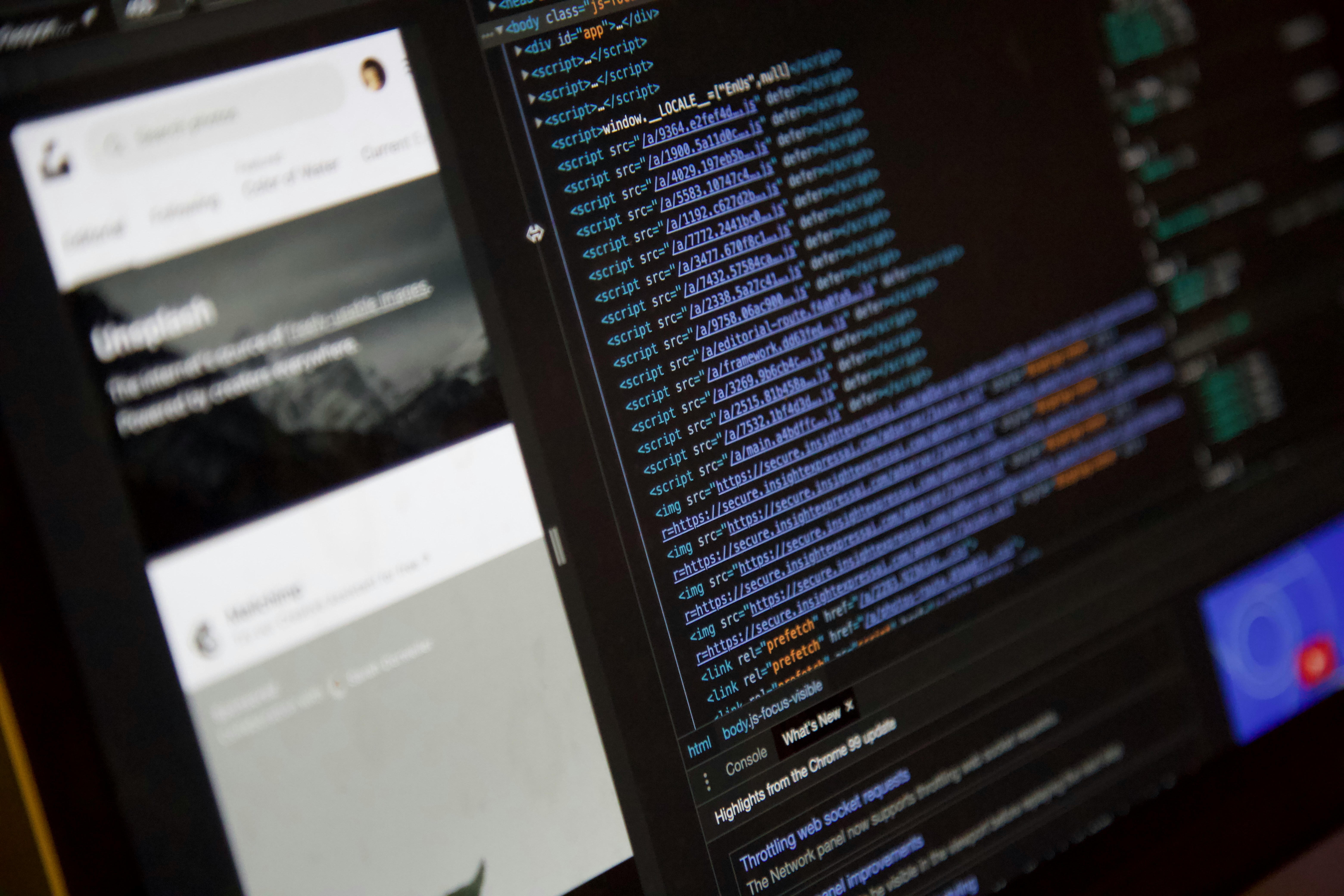 Portátil sobre un escritorio con un listado largo tipo blog o catálogo y un botón de Cargar más, mientras se aprecia una URL paginada en el navegador