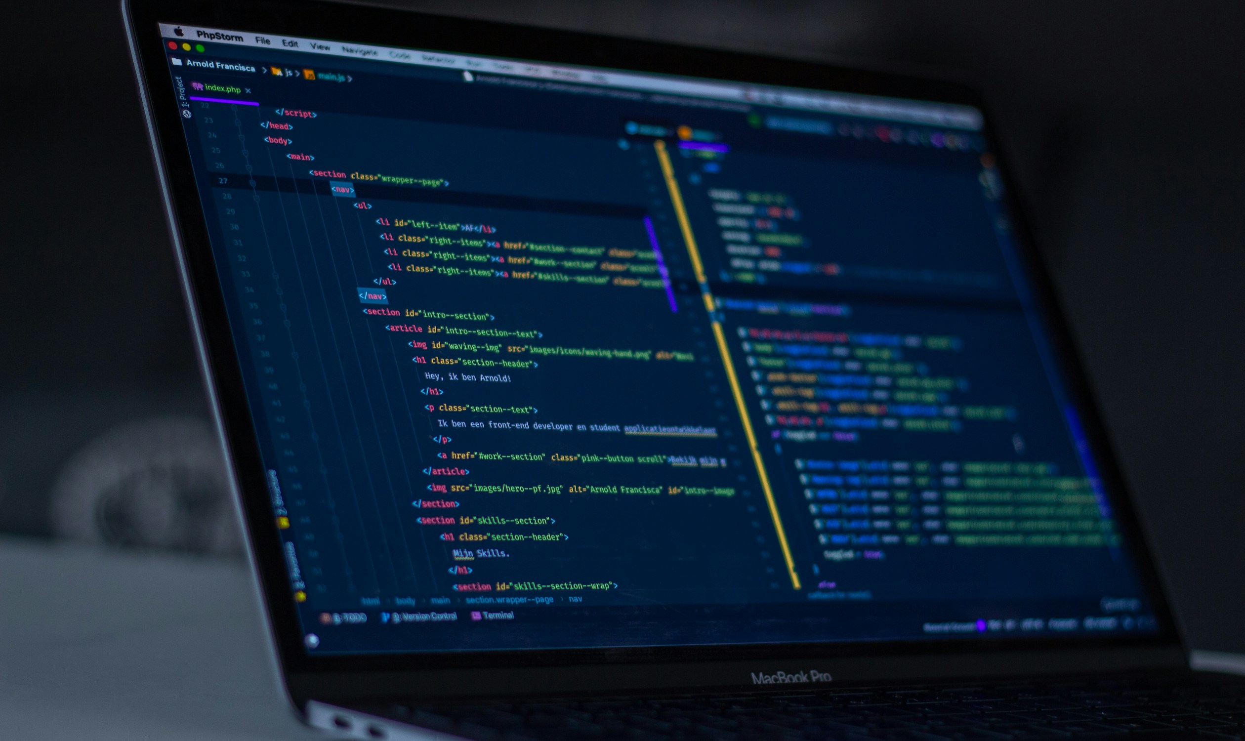 Pantalla de monitor mostrando líneas de código de programación con sintaxis resaltada sobre fondo oscuro