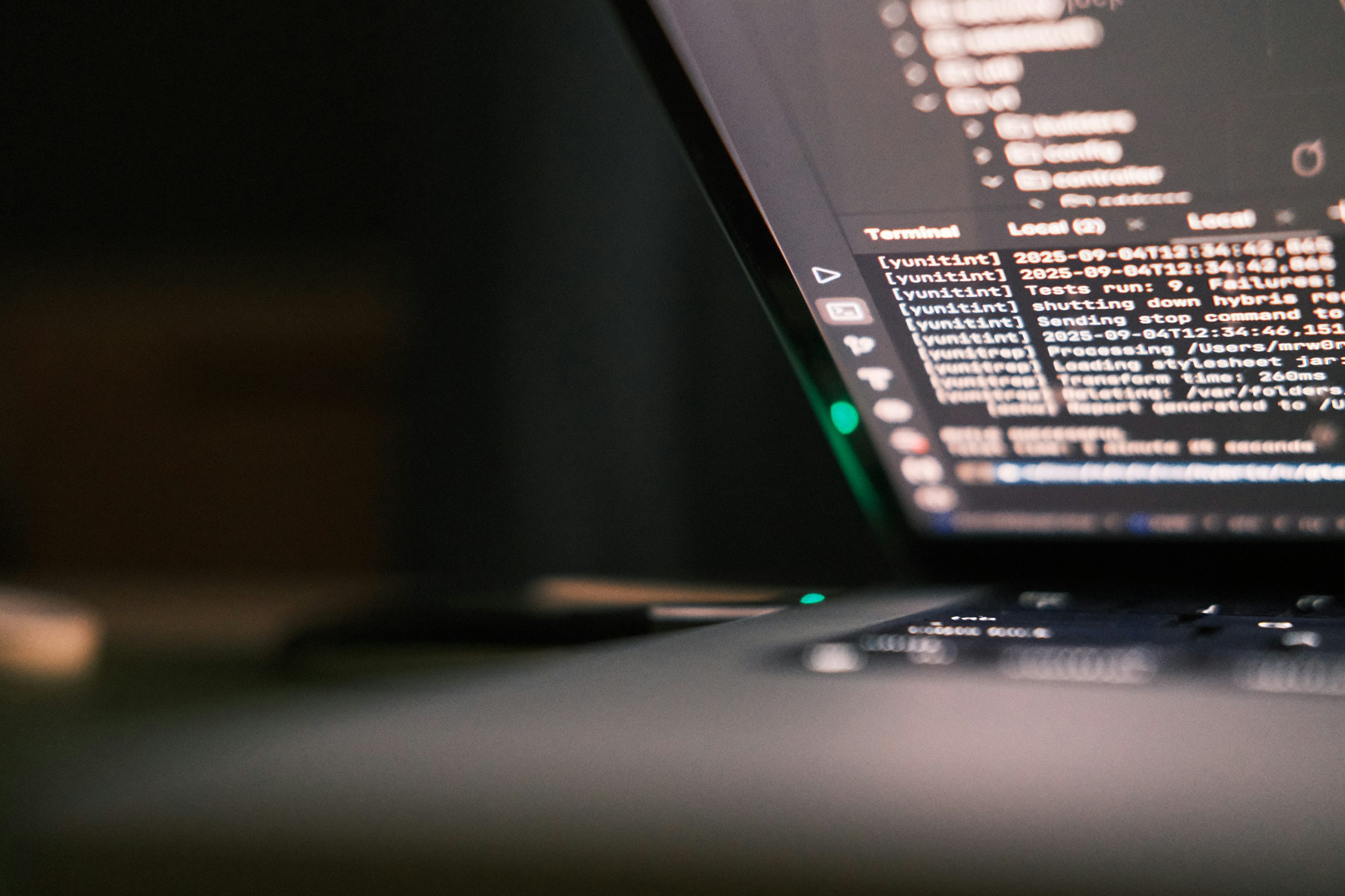 Pantalla con terminal y logs, útil para diagnosticar fallos de envío y asegurar que el lead no se pierde