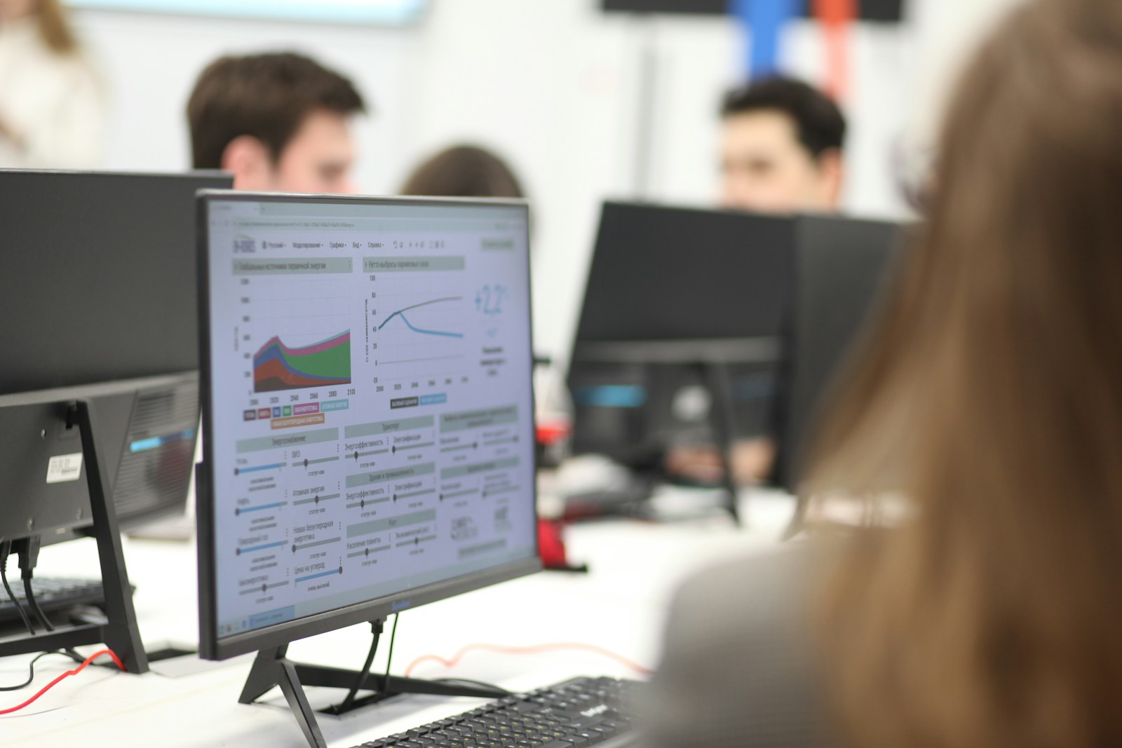 Pantalla de escritorio mostrando dashboards y métricas de rendimiento web en ambiente de trabajo