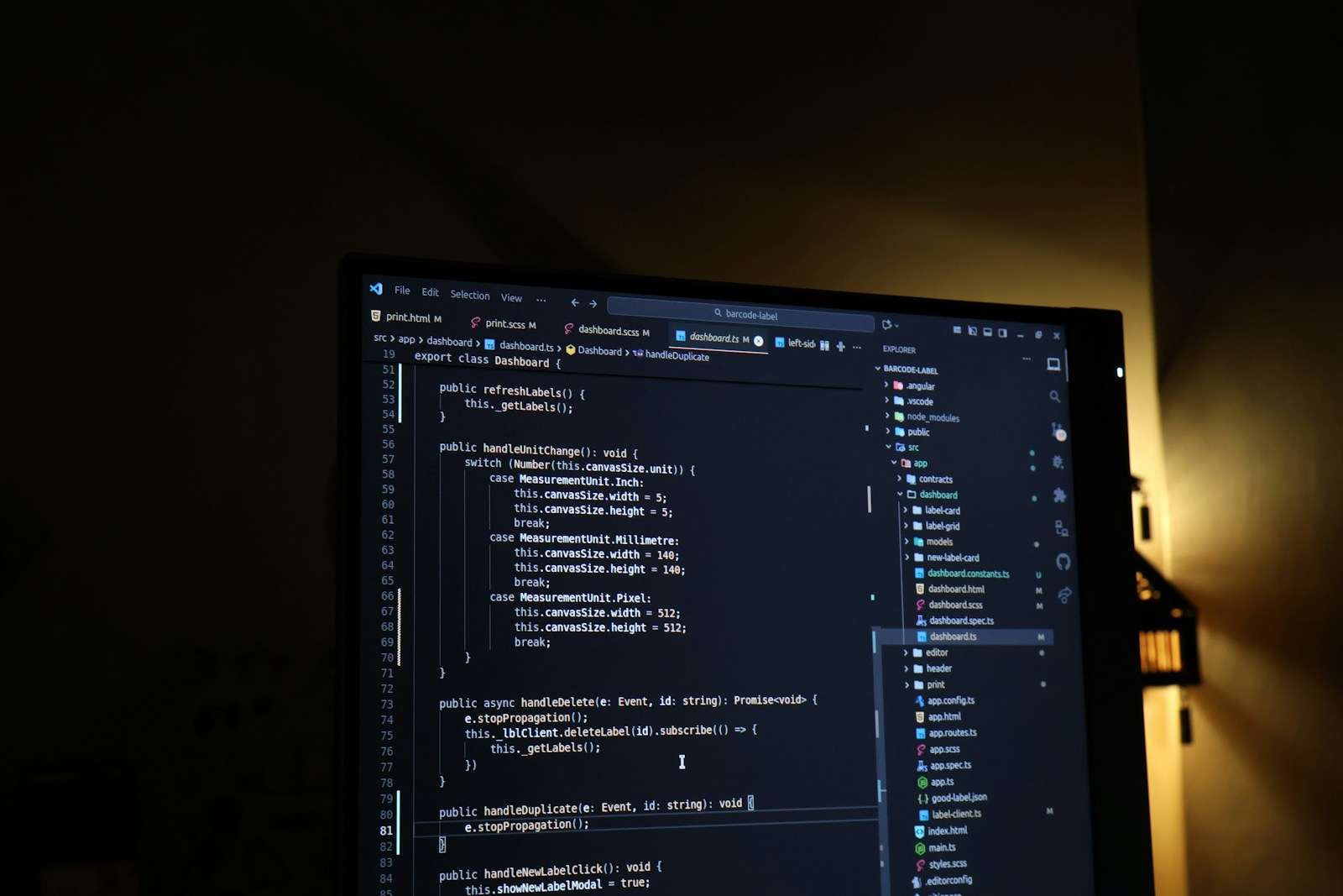 Pantalla de código fuente en editor de desarrollo con sintaxis coloreada sobre fondo oscuro