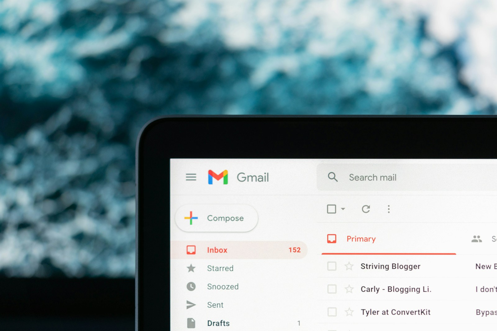 Pantalla de Gmail en laptop mostrando bandeja de entrada con mensajes recibidos