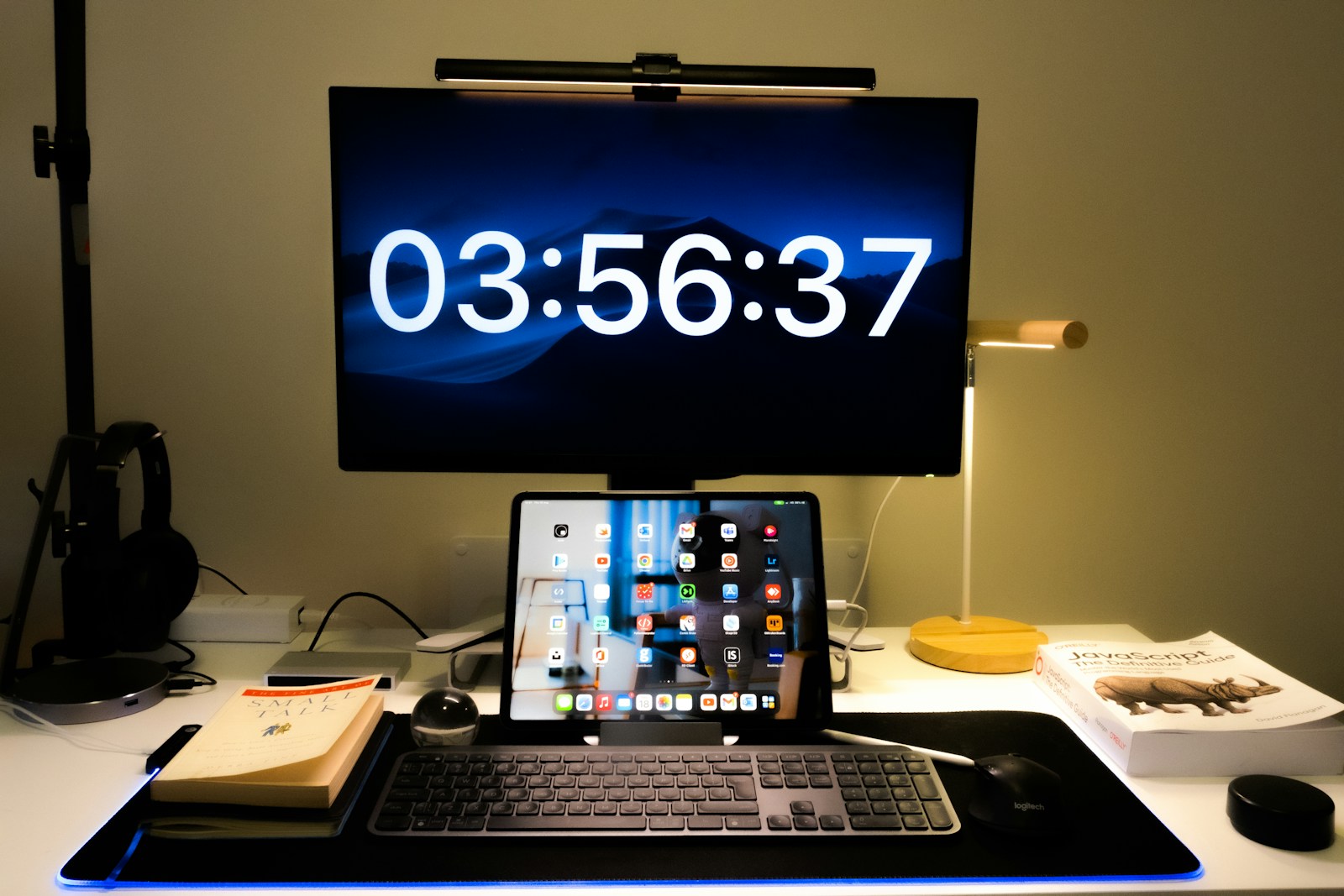 Estación de trabajo con múltiples monitores mostrando código fuente y herramientas de desarrollo web