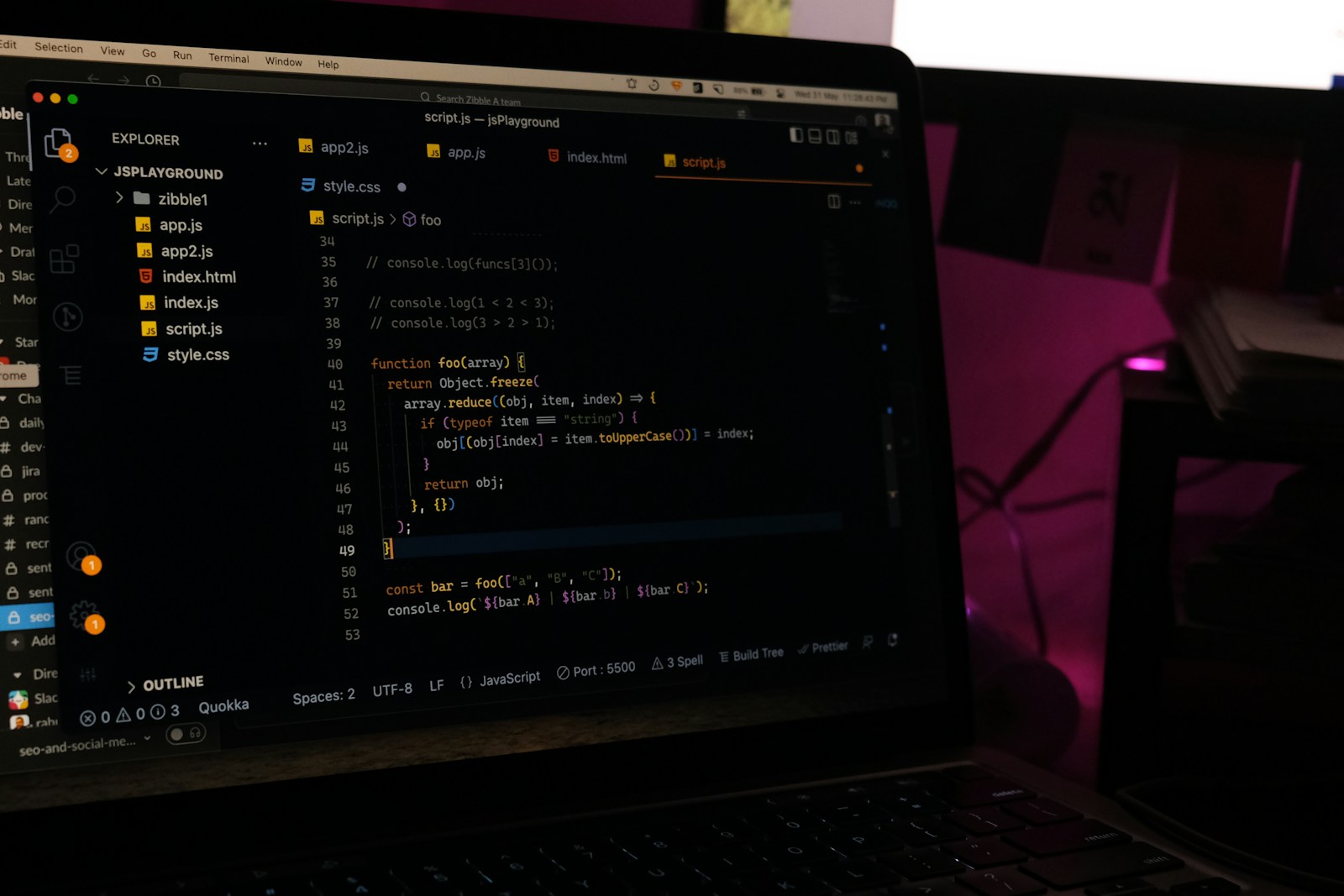 Editor de código con sintaxis coloreada en pantalla oscura, entorno de desarrollo web