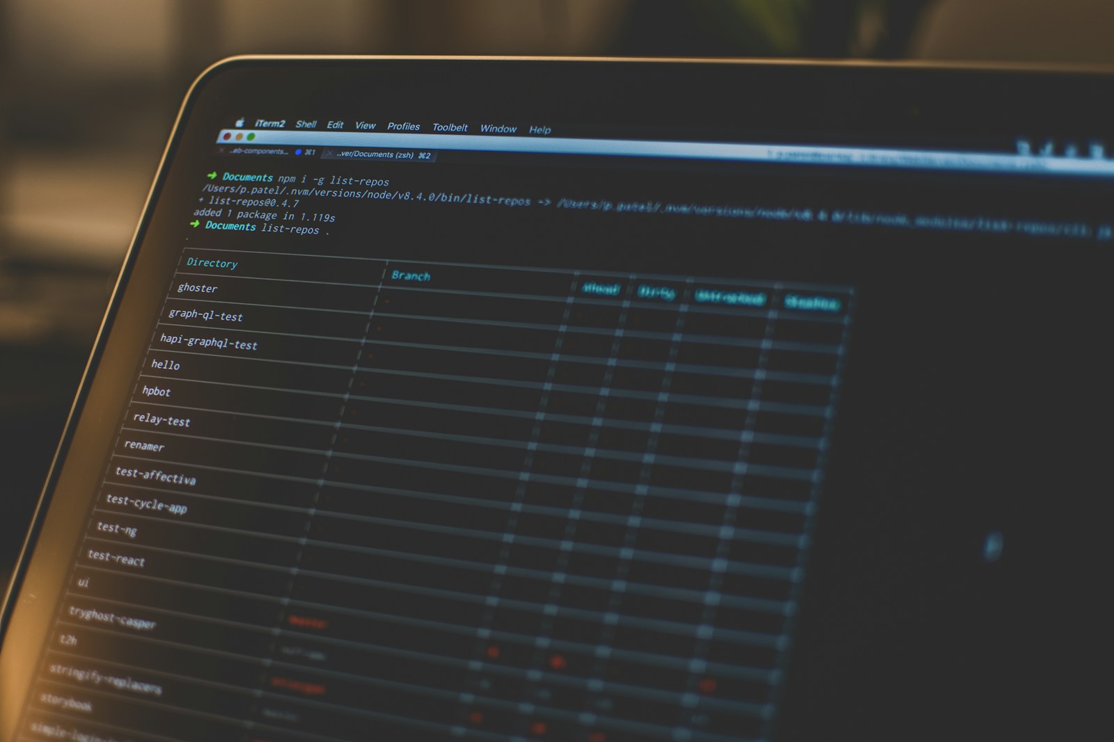 Terminal con logs de pruebas automatizadas y métricas de ejecución en tiempo real